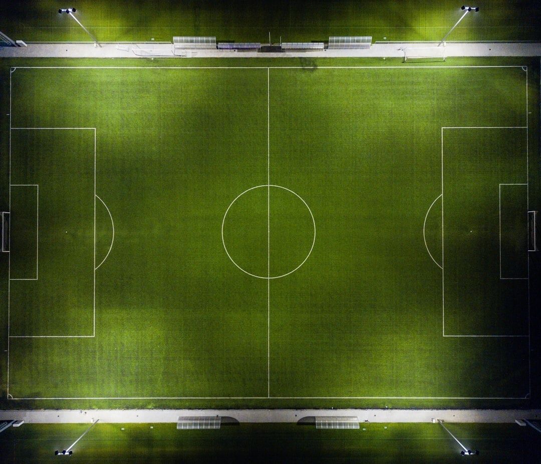 Draufsicht auf ein leeres Fußballfeld mit markierten Spielzonen